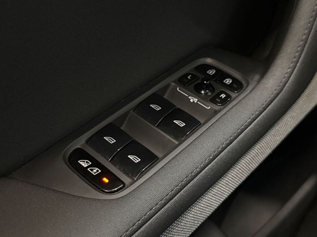 Polestar 2 2021 Musta