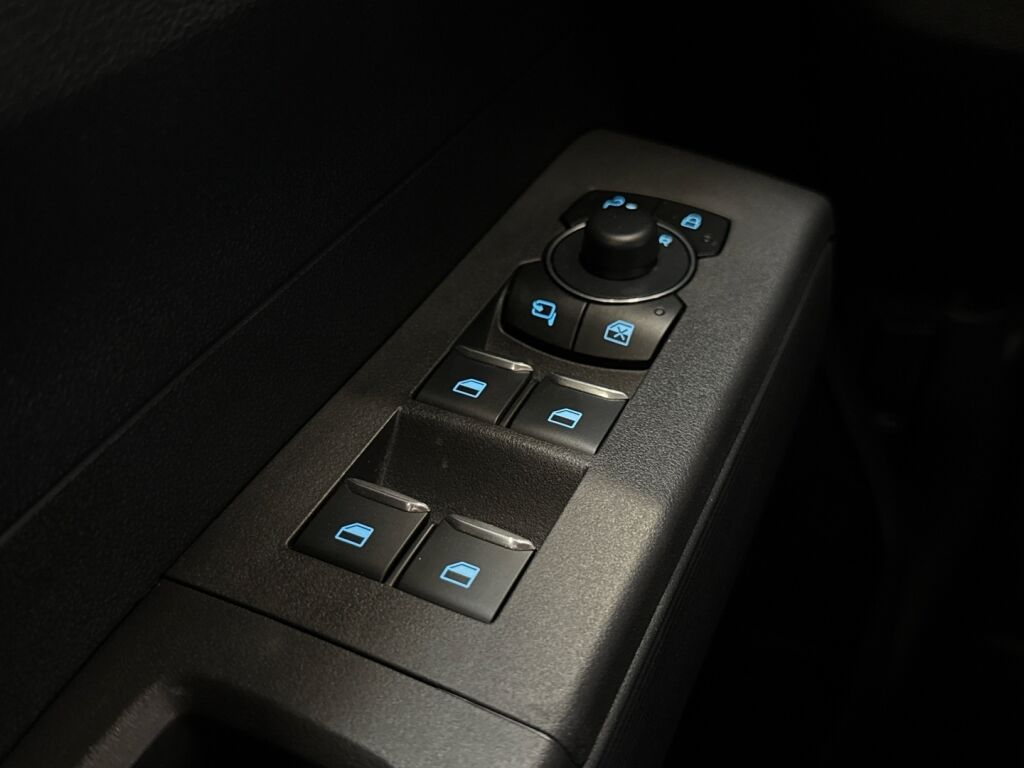 Ford Tourneo Courier 2026 Sininen