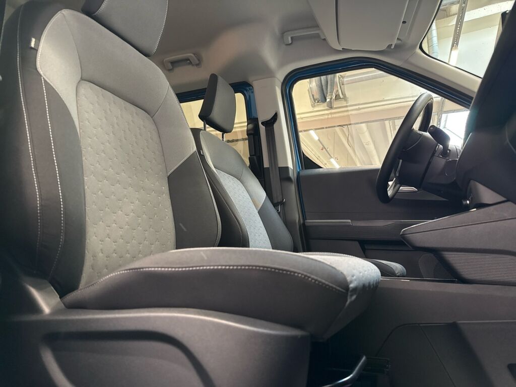 Ford Tourneo Courier 2026 Sininen