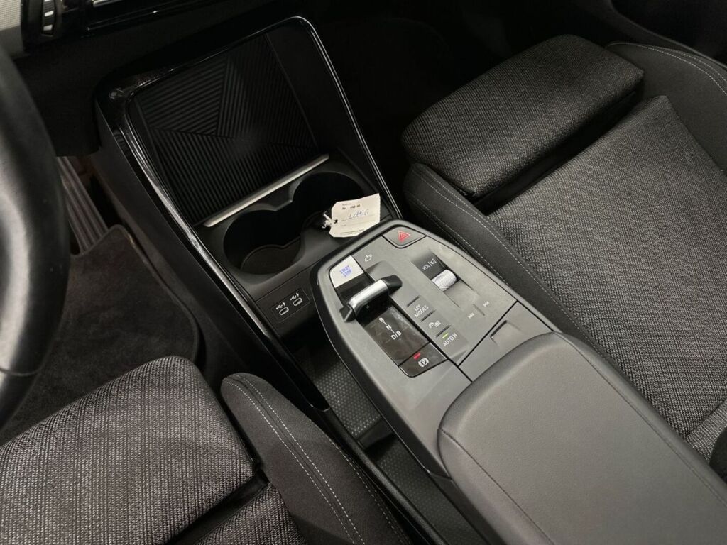 BMW iX1 2024 Musta