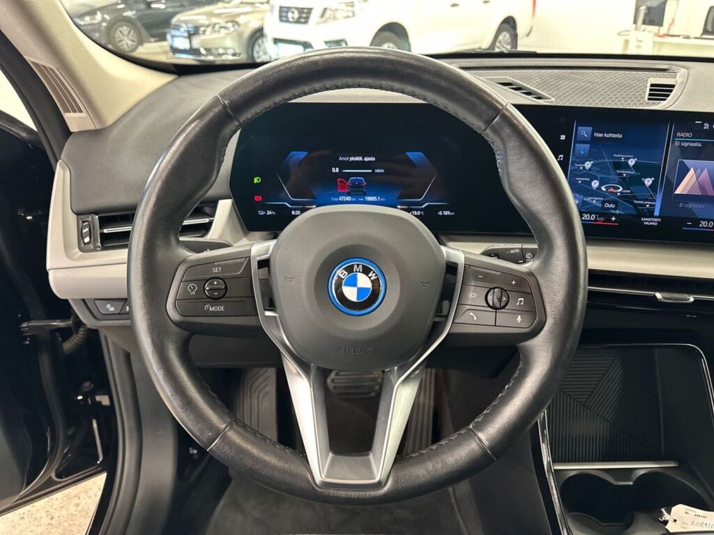 BMW iX1 2024 Musta