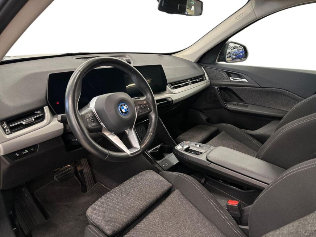 BMW iX1 2024 Musta