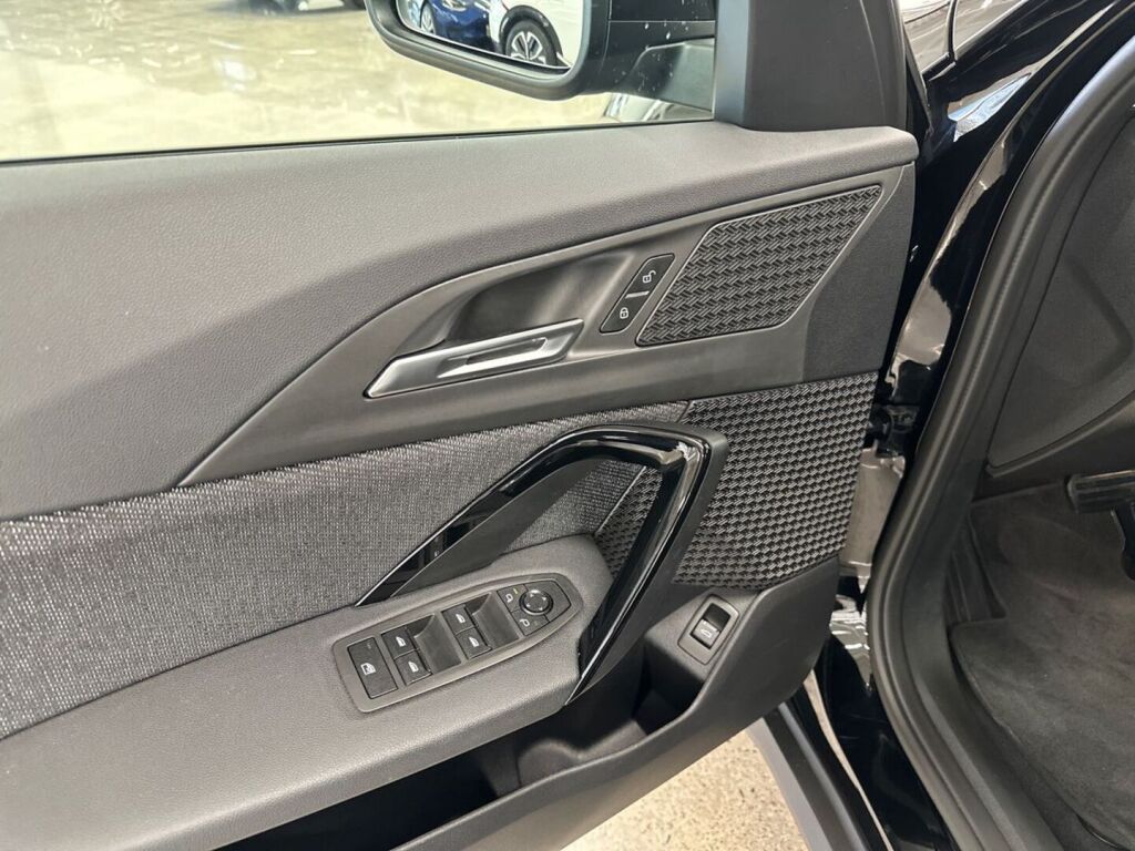 BMW iX1 2024 Musta
