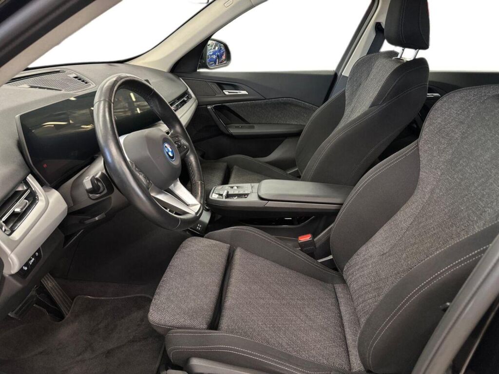 BMW iX1 2024 Musta