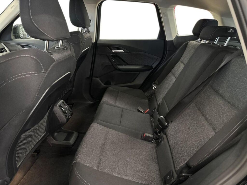 BMW iX1 2024 Musta