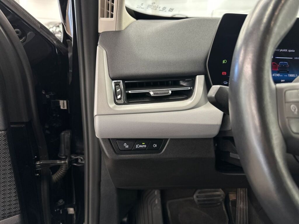 BMW iX1 2024 Musta
