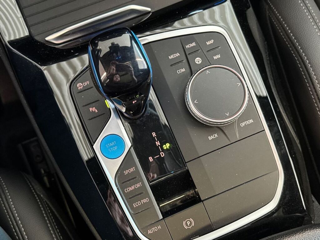 BMW iX3 2023 Punainen