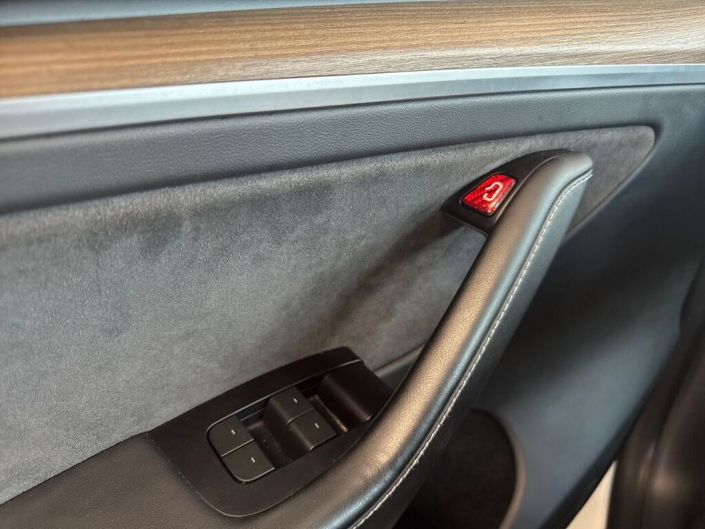 Tesla Model Y 2024 Valkoinen