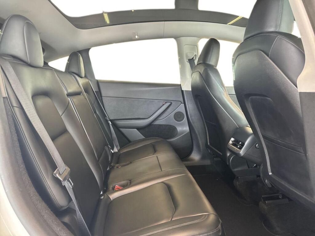 Tesla Model Y 2024 Valkoinen