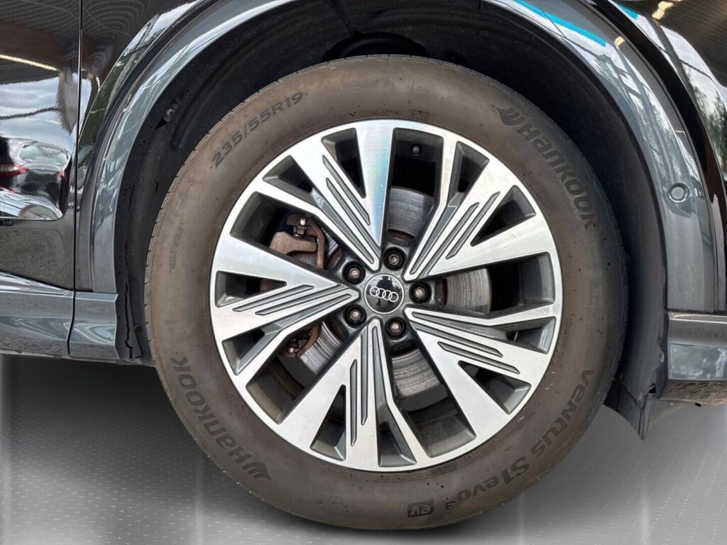 Audi Q4 e-tron 2022 Musta