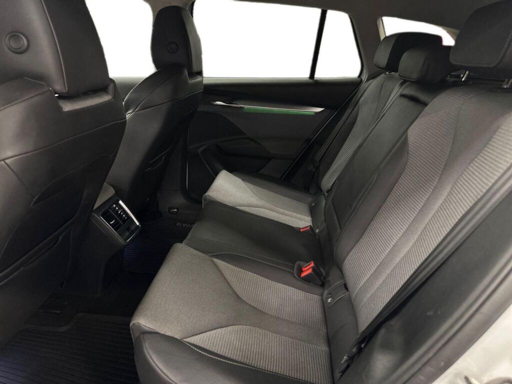 Skoda Enyaq 2022 Valkoinen (Moon White Metallic)