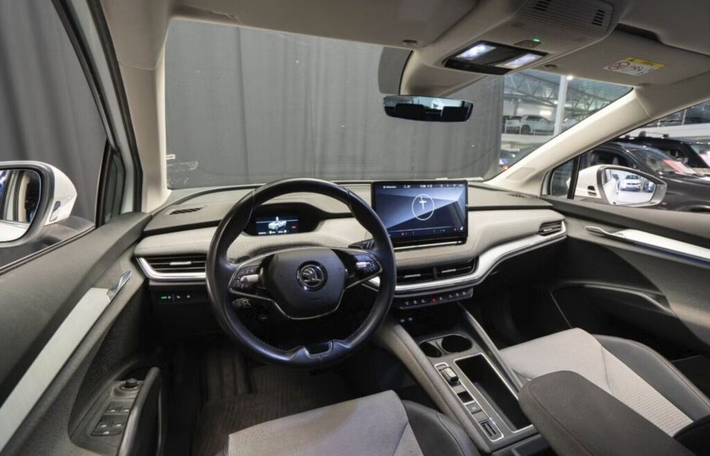 Skoda Enyaq 2023 Valkoinen (Moon White Metallic)