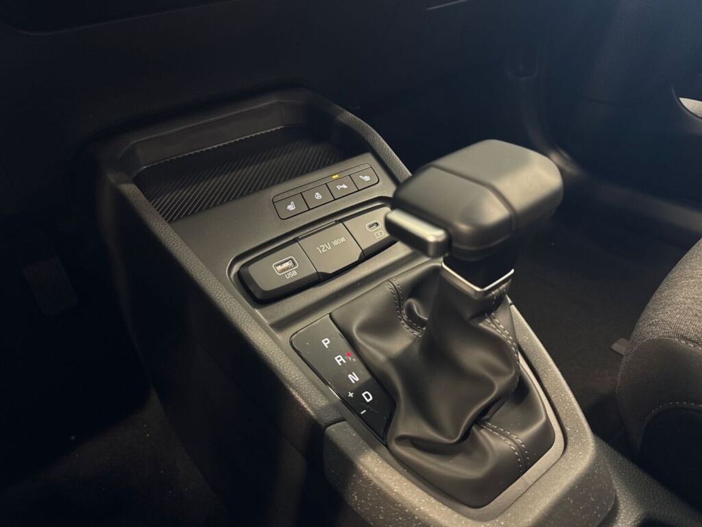 Kia Stonic 2026 Musta