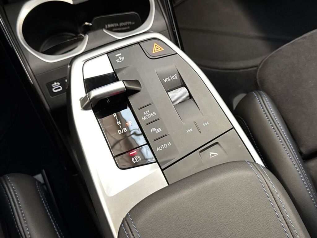 BMW iX2 2025 Metalli harmaa