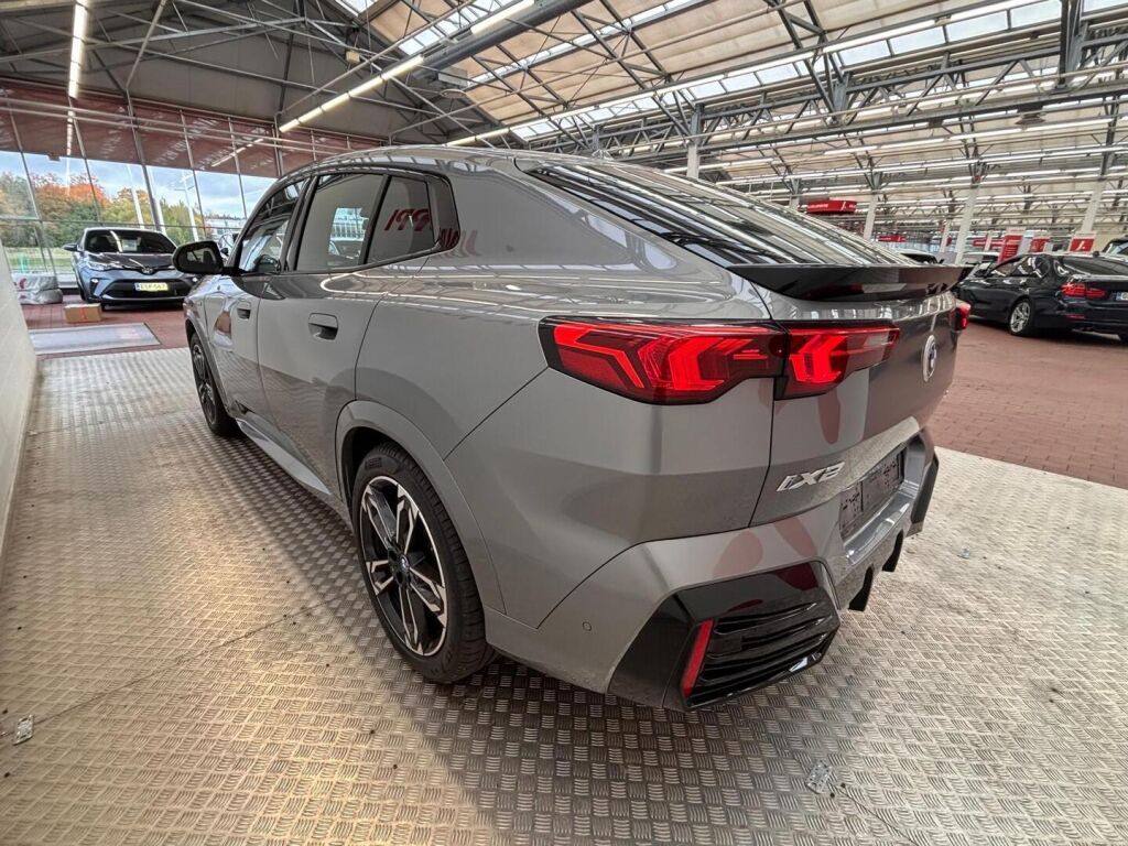 BMW iX2 2025 Metalli harmaa