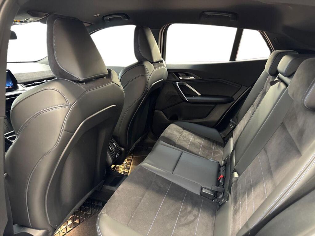 BMW iX2 2025 Metalli harmaa