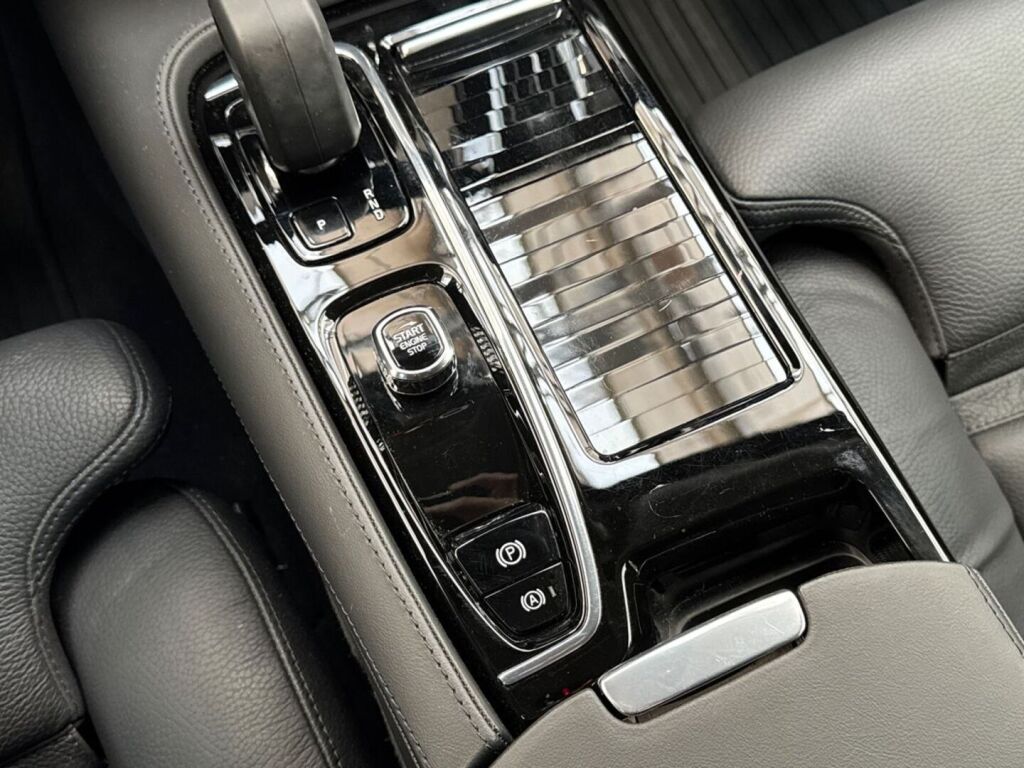Volvo V60 2025 
