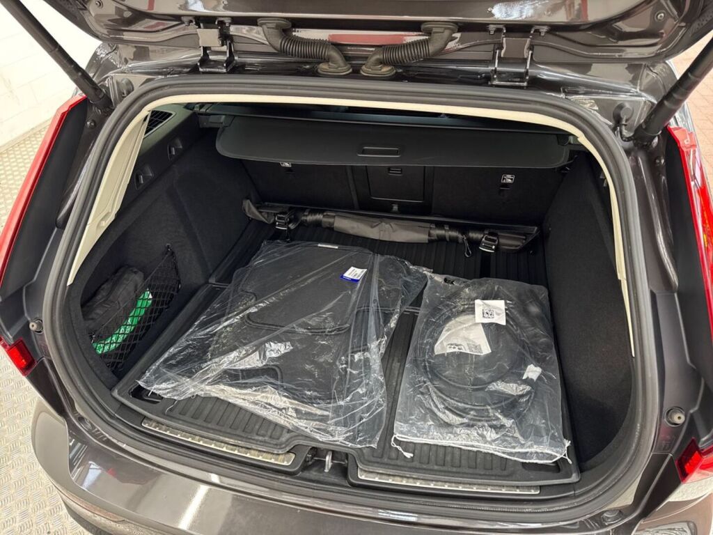 Volvo V60 2025 