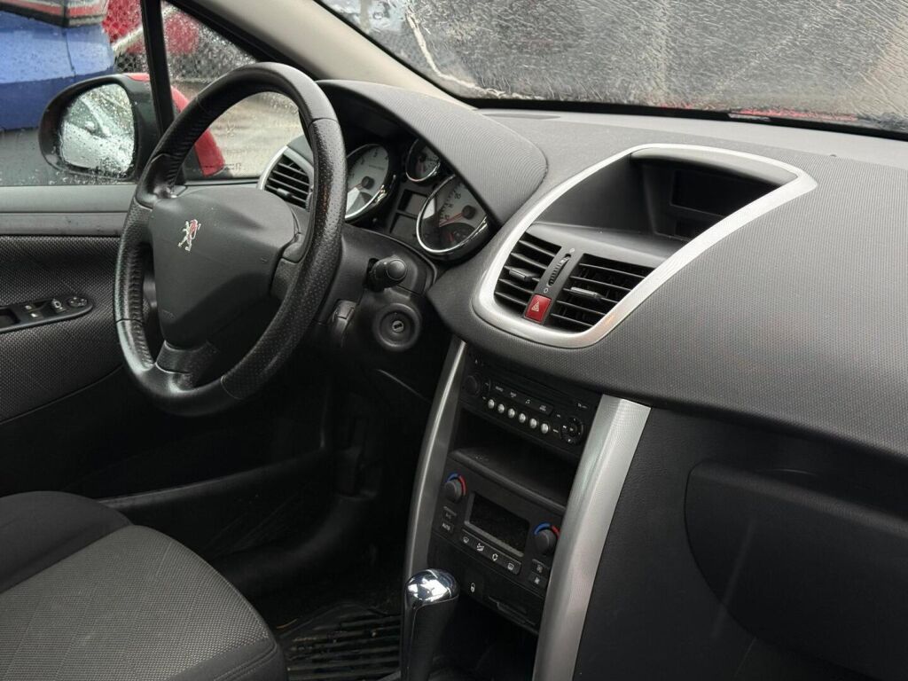 Peugeot 207 2008 Punainen