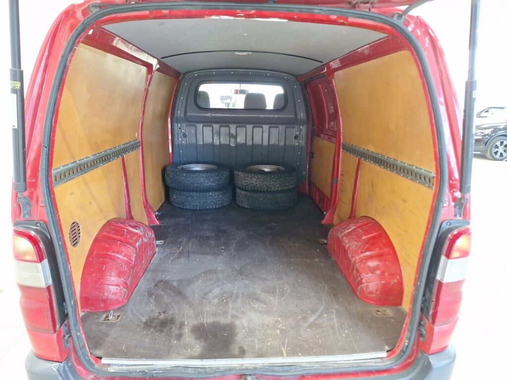 Toyota Hiace 2006 Punainen