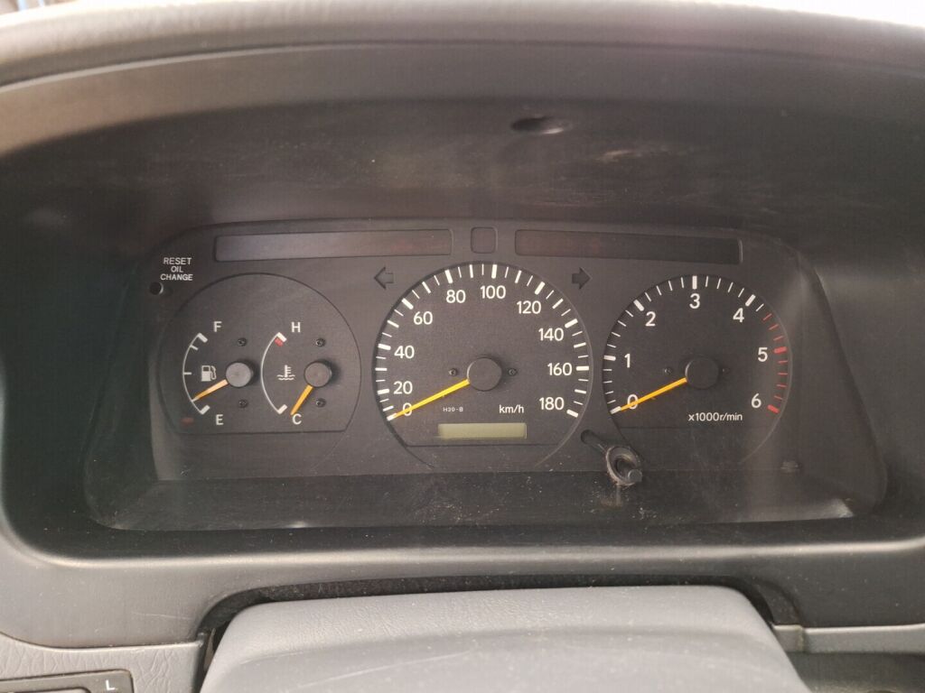 Toyota Hiace 2006 Punainen