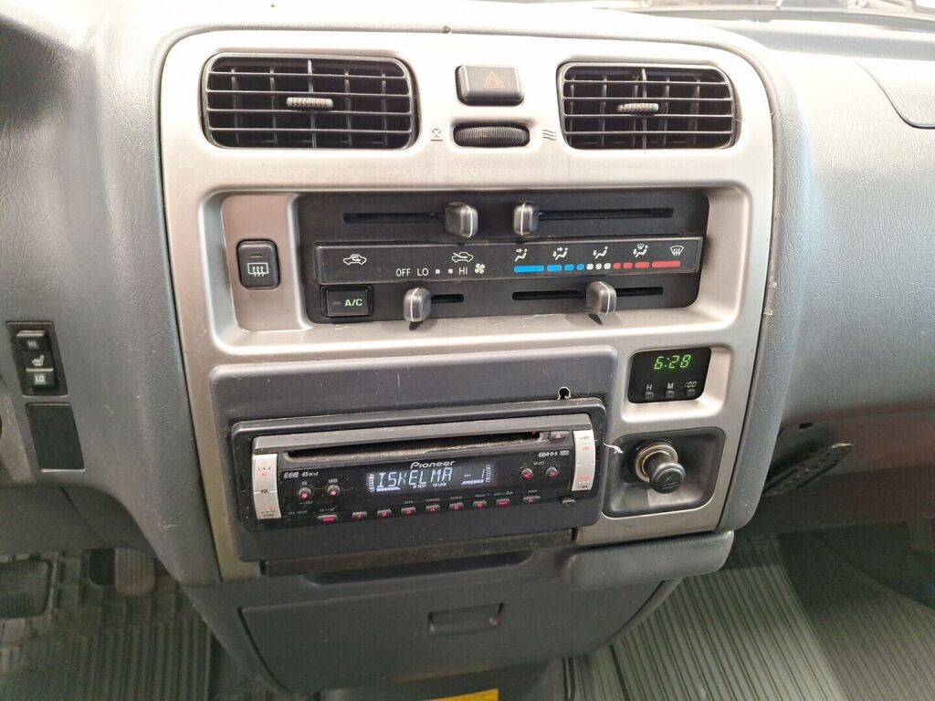 Toyota Hiace 2006 Punainen