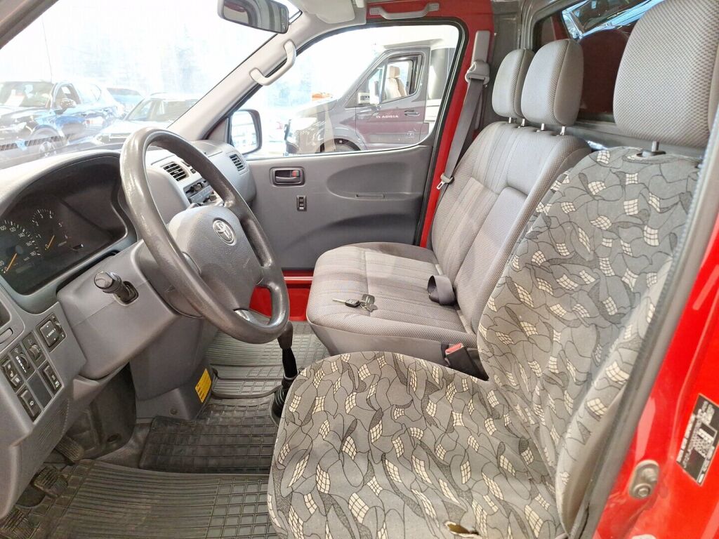 Toyota Hiace 2006 Punainen