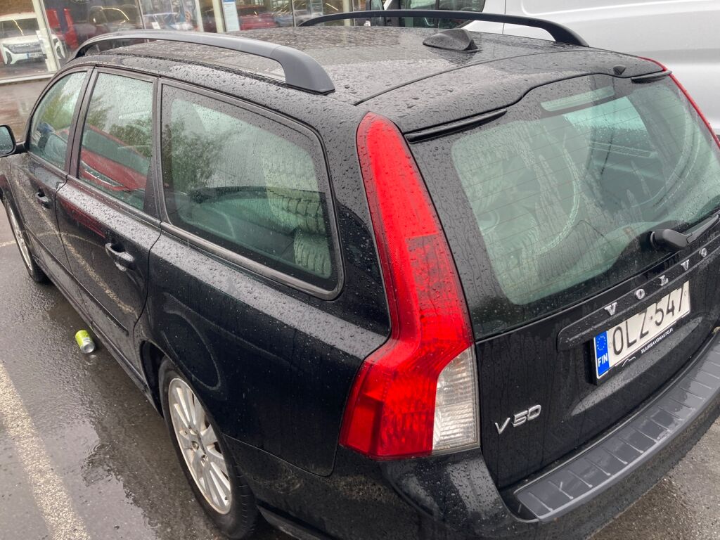 Volvo V50 2010 Musta