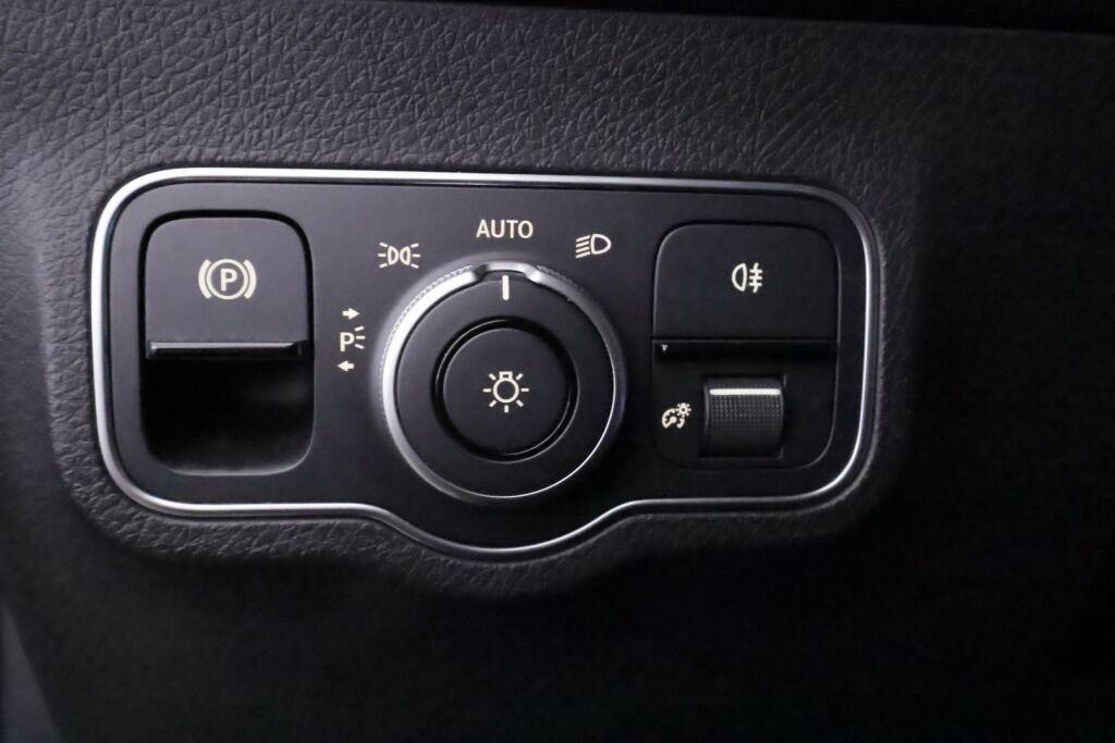 Mercedes-Benz EQB 2022 Musta