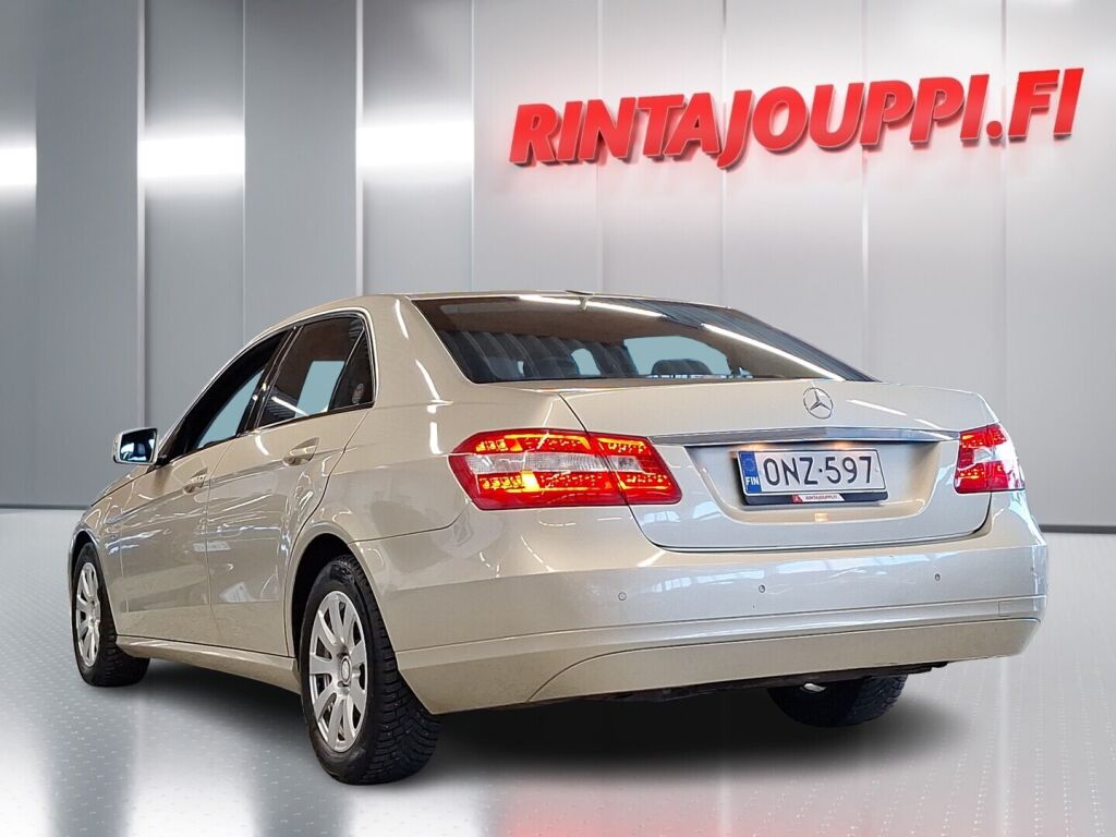 Mercedes-Benz E 2010 Ruskea (beige)
