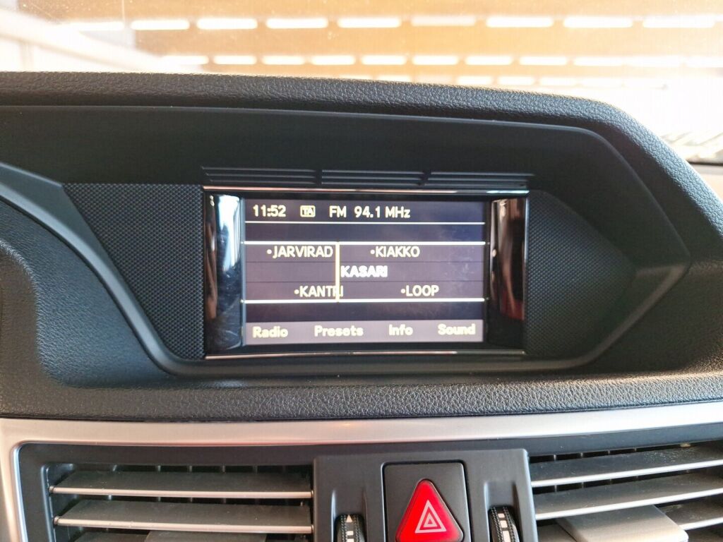 Mercedes-Benz E 2010 Ruskea (beige)