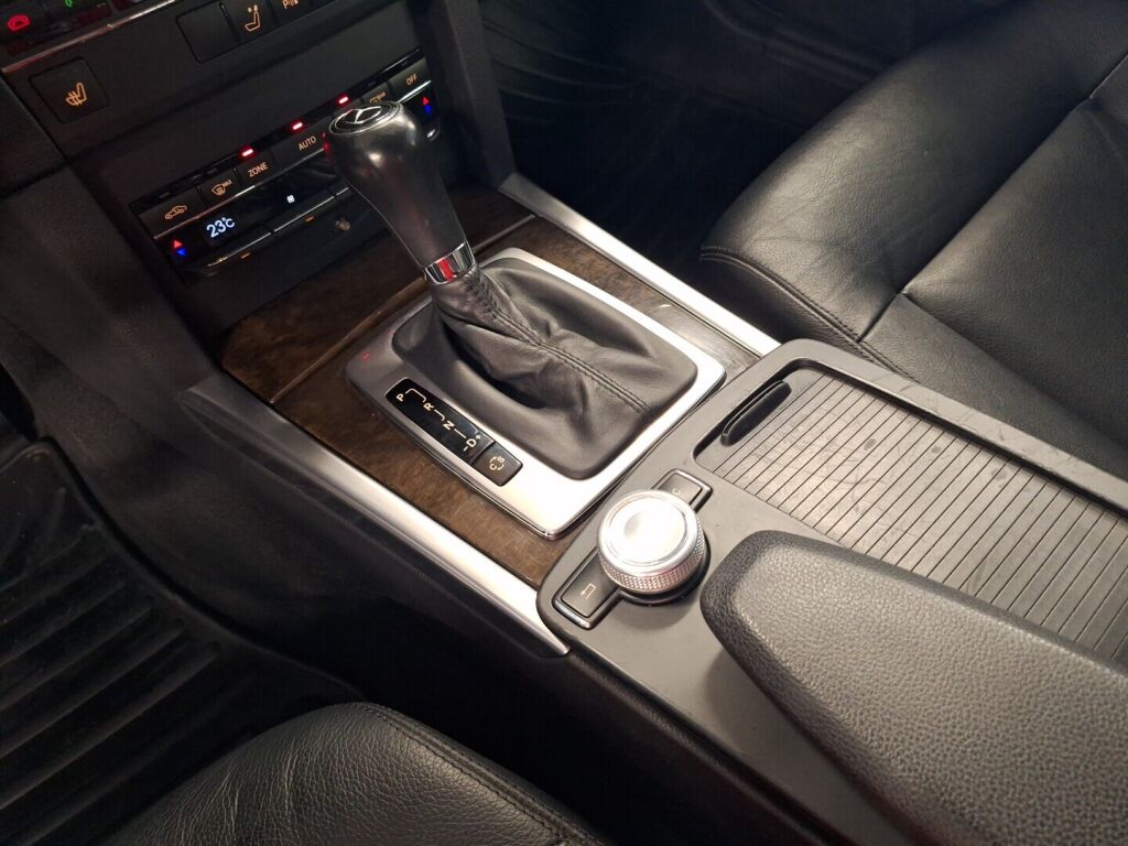 Mercedes-Benz E 2010 Ruskea (beige)