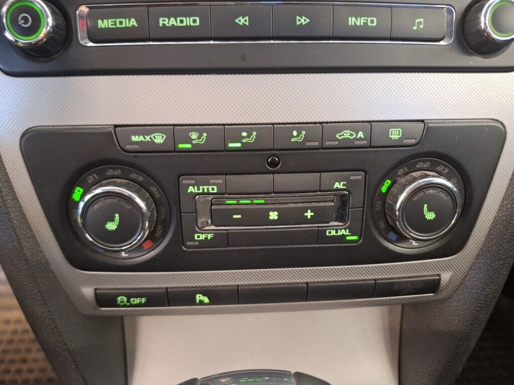 Skoda Octavia 2010 Musta