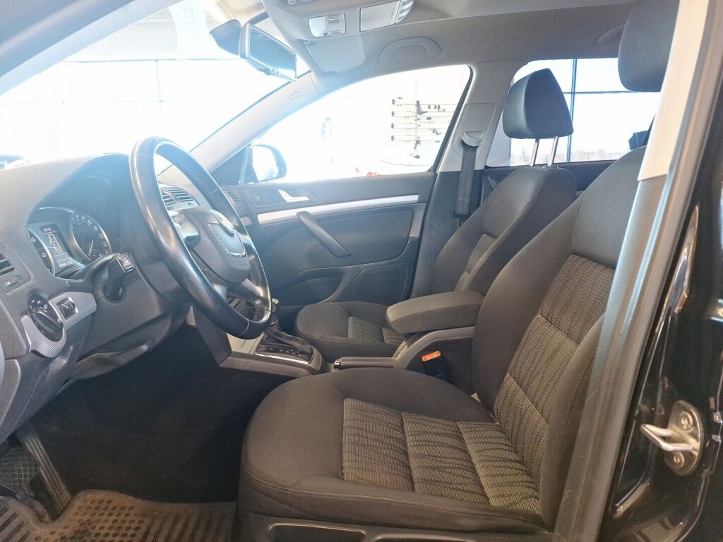 Skoda Octavia 2010 Musta