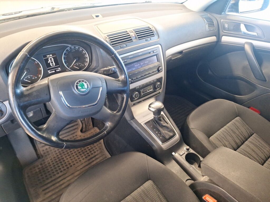 Skoda Octavia 2010 Musta