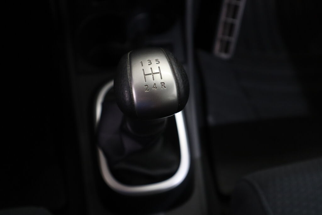 Nissan Tiida 2010 Hopea