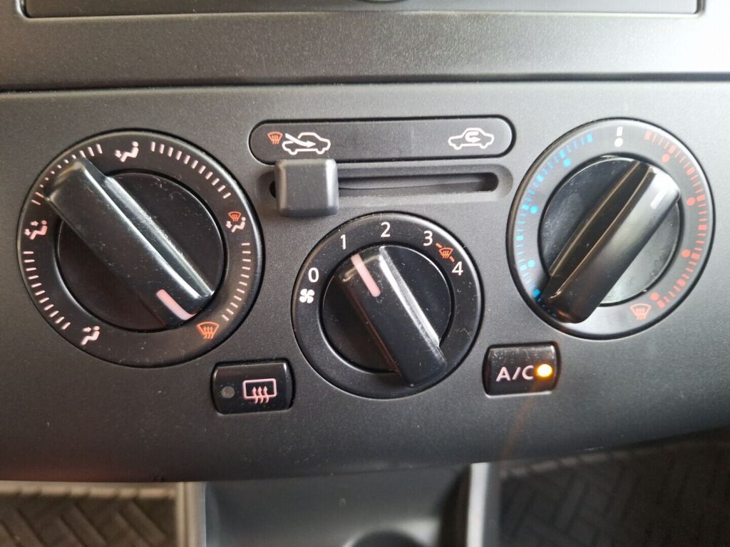 Nissan Tiida 2010 Harmaa