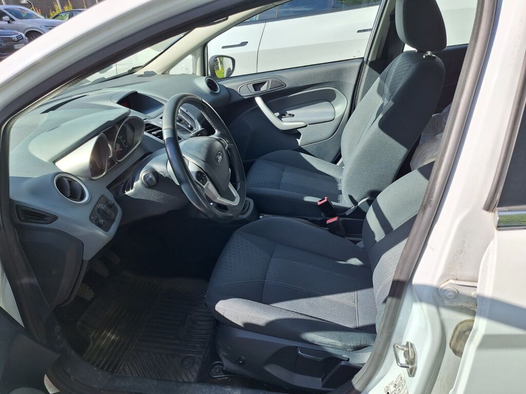 Ford Fiesta 2010 Valkoinen