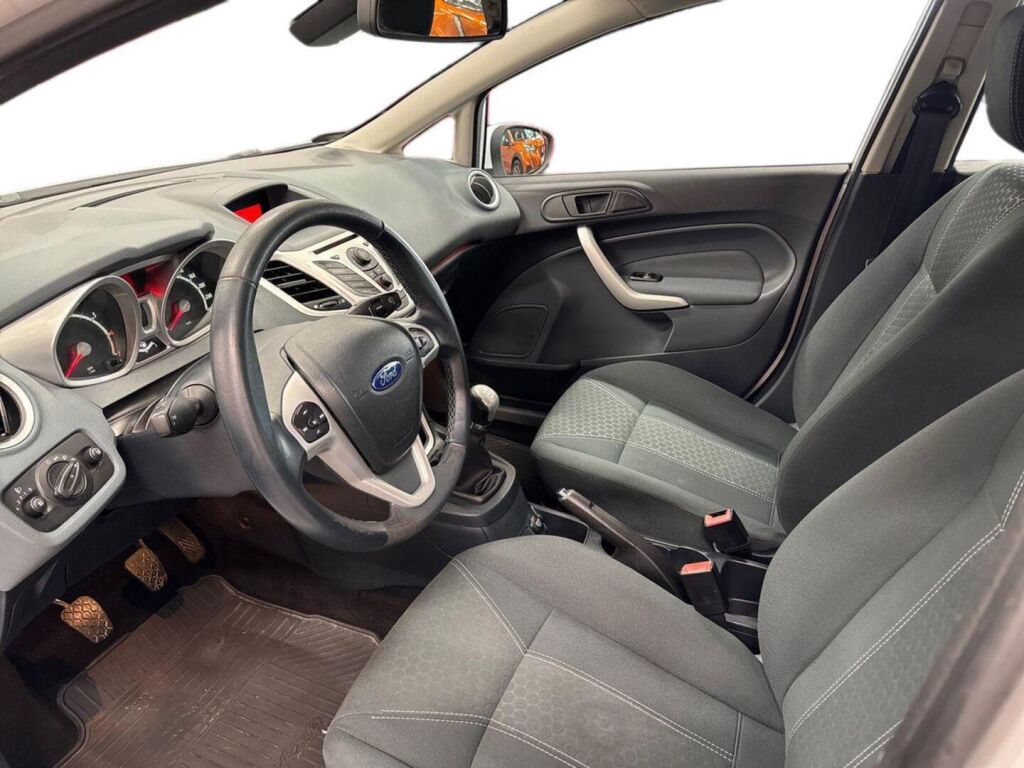 Ford Fiesta 2010 Valkoinen