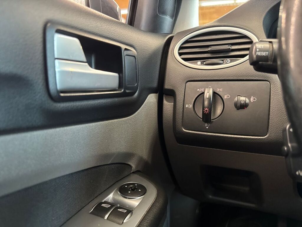 Ford Focus 2010 Harmaa