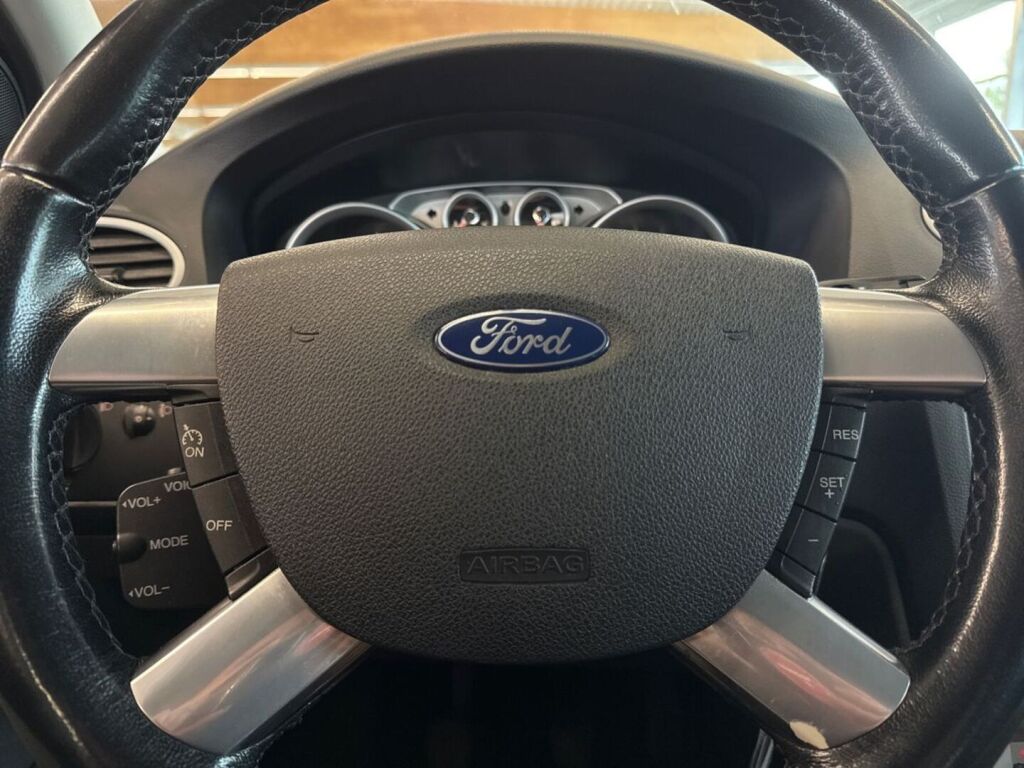 Ford Focus 2010 Harmaa