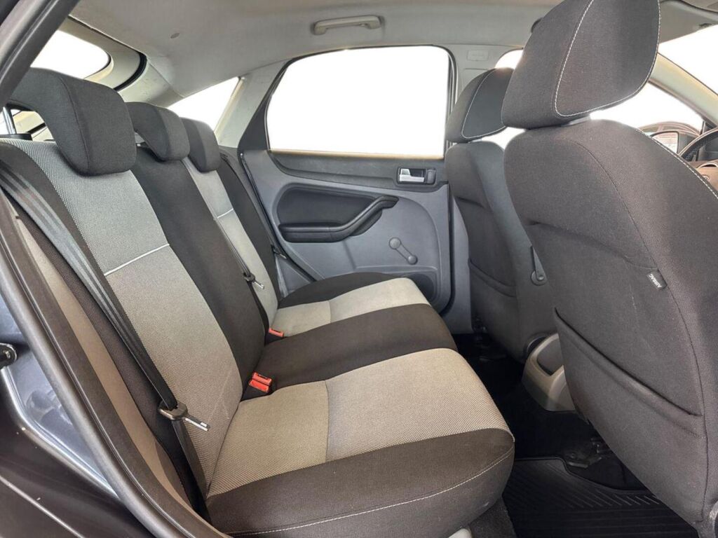 Ford Focus 2010 Harmaa