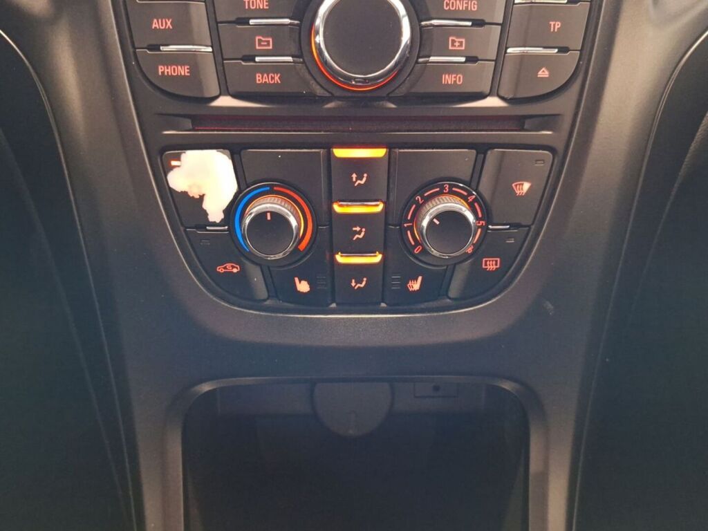 Opel Astra 2010 Hopea