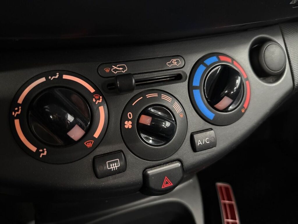 Nissan Micra 2010 Oranssi