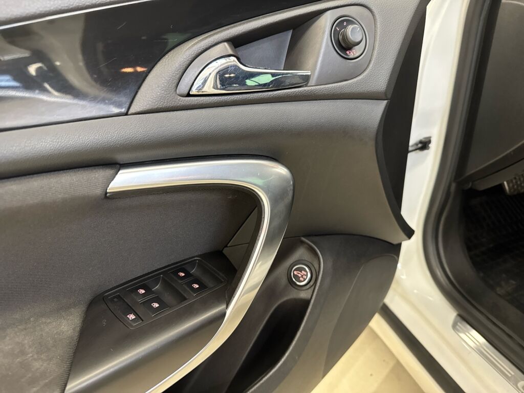 Opel Insignia 2012 Valkoinen