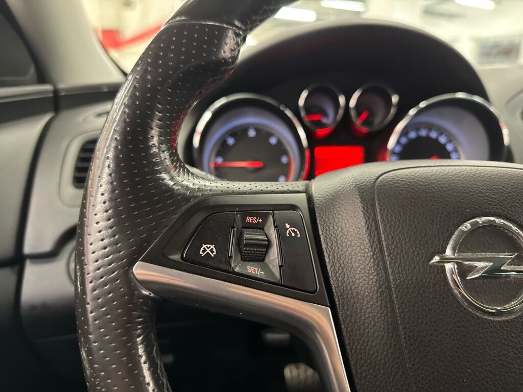 Opel Insignia 2012 Valkoinen