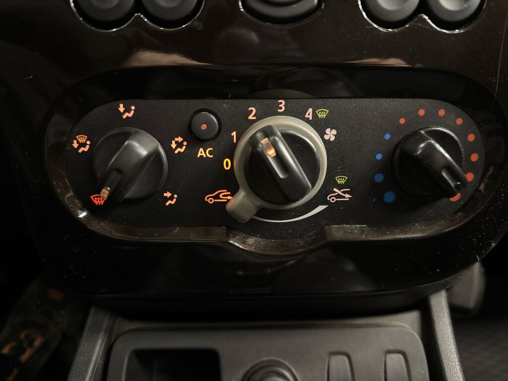 Dacia Duster 2012 Punainen