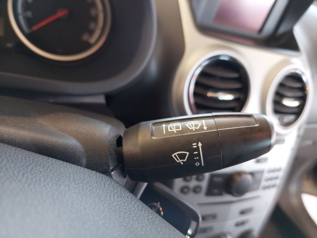 Opel Corsa 2012 Ruskea (beige)