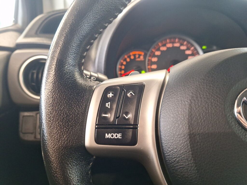 Toyota Yaris 2012 Musta