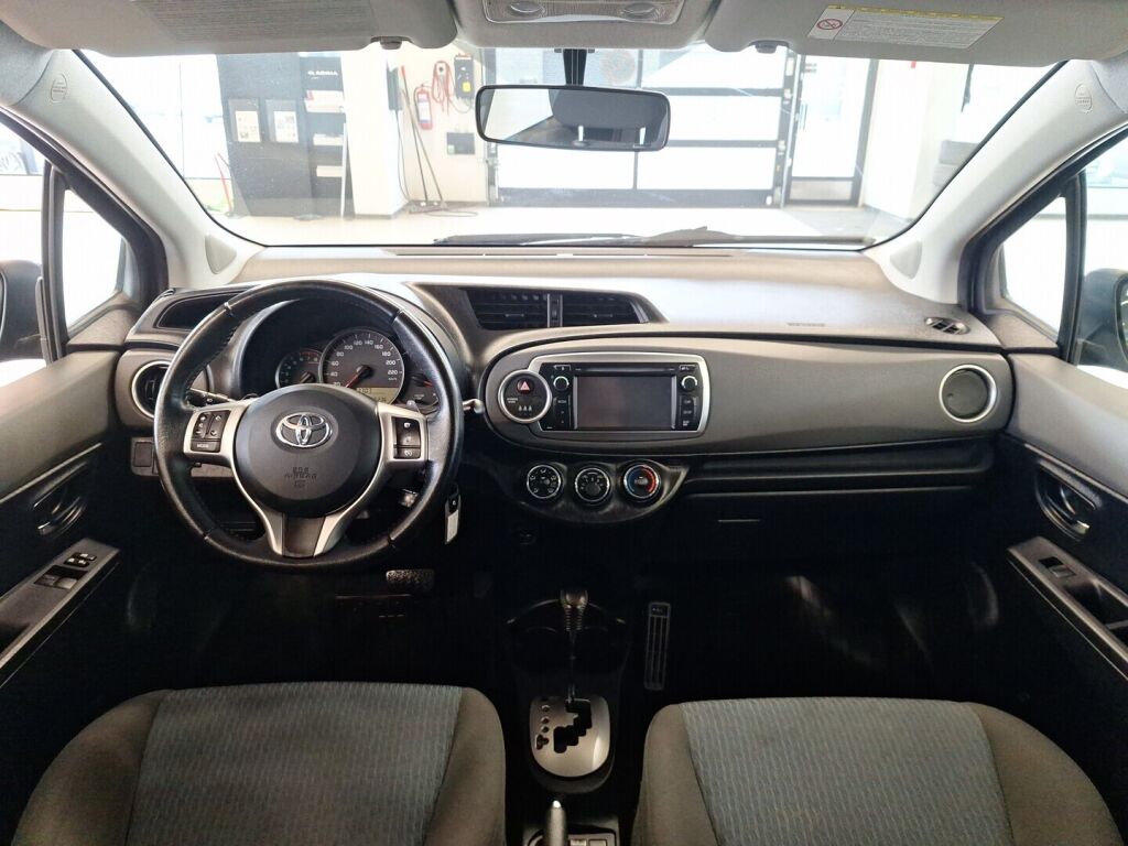 Toyota Yaris 2012 Musta